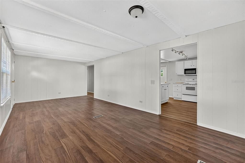 На продажу: $145,000 (4 спален, 2 ванн, 1359 Квадратных фут)