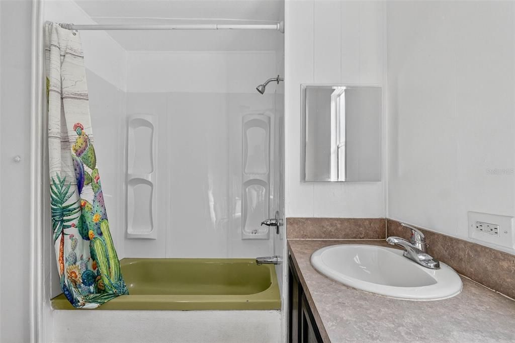 На продажу: $145,000 (4 спален, 2 ванн, 1359 Квадратных фут)