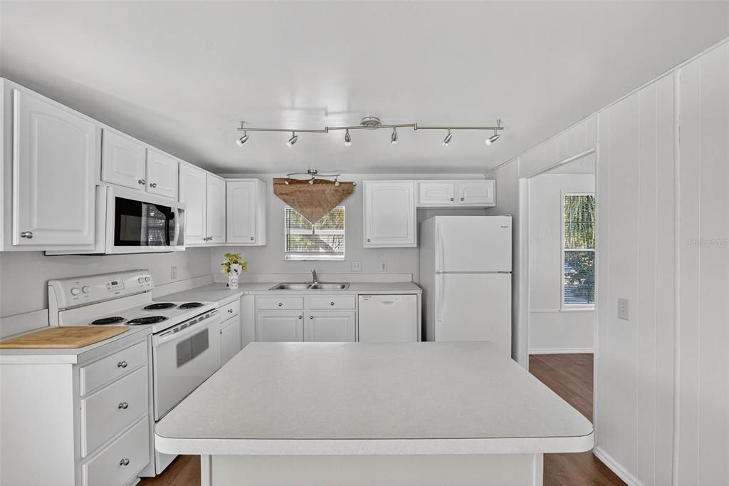 На продажу: $145,000 (4 спален, 2 ванн, 1359 Квадратных фут)