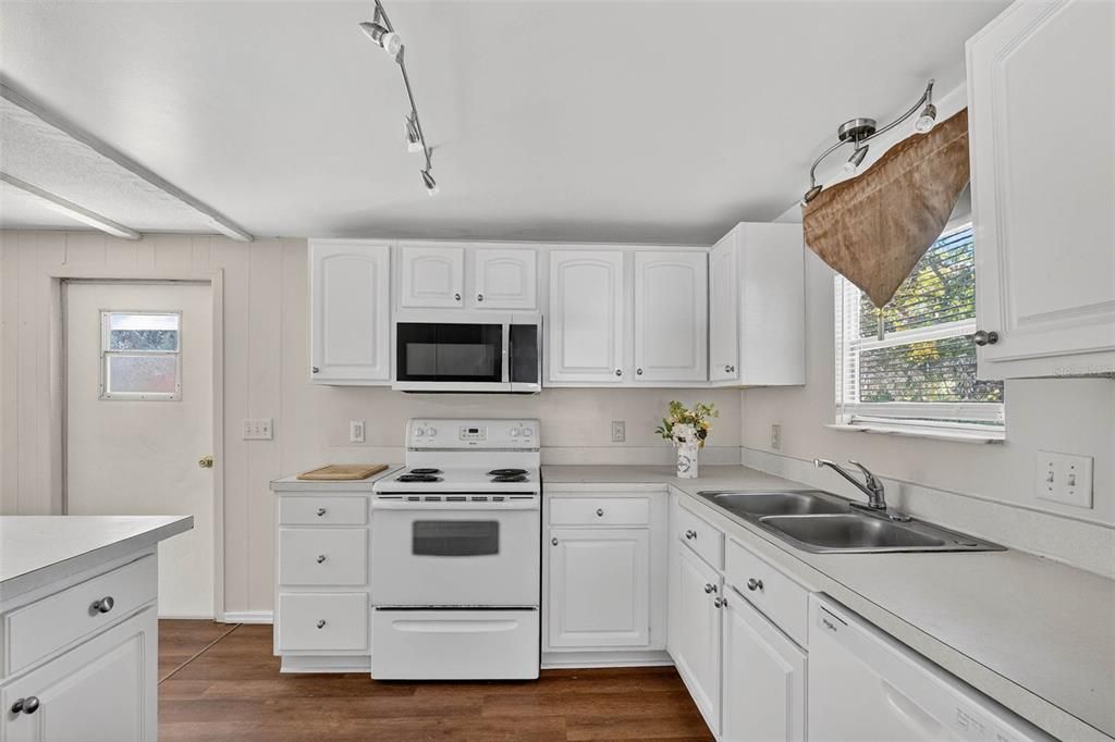 На продажу: $145,000 (4 спален, 2 ванн, 1359 Квадратных фут)