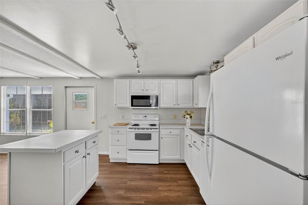 На продажу: $145,000 (4 спален, 2 ванн, 1359 Квадратных фут)