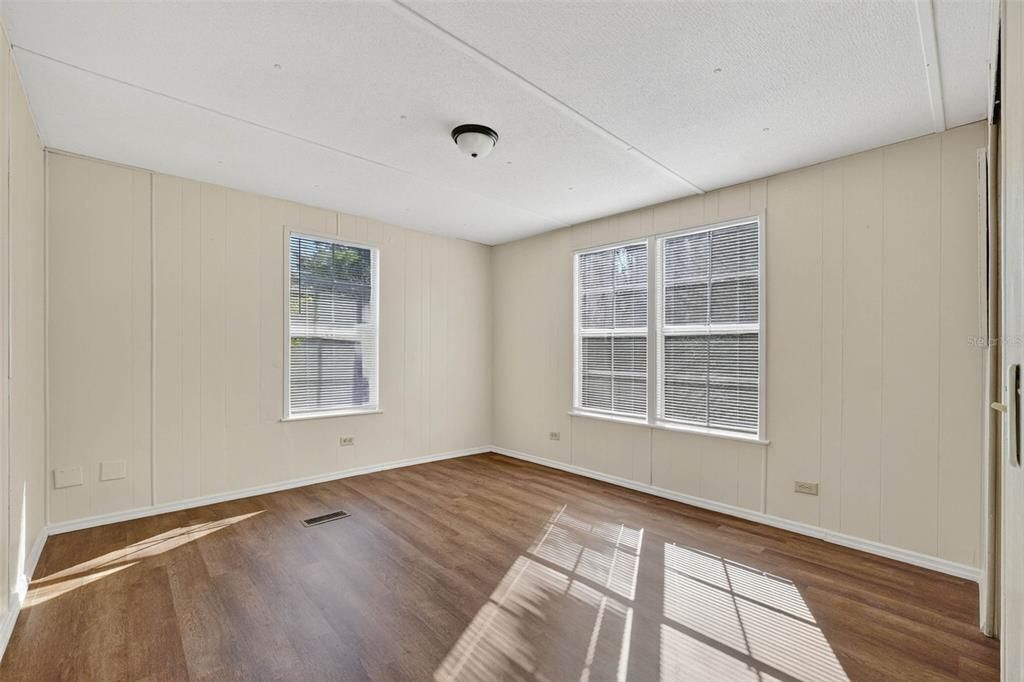 На продажу: $145,000 (4 спален, 2 ванн, 1359 Квадратных фут)