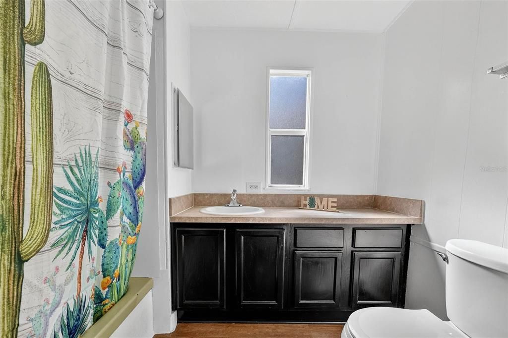 На продажу: $145,000 (4 спален, 2 ванн, 1359 Квадратных фут)