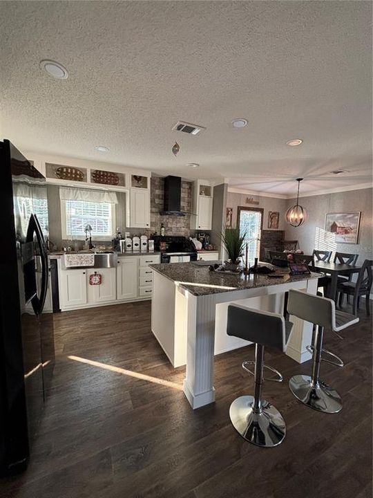 На продажу: $210,000 (3 спален, 2 ванн, 1352 Квадратных фут)