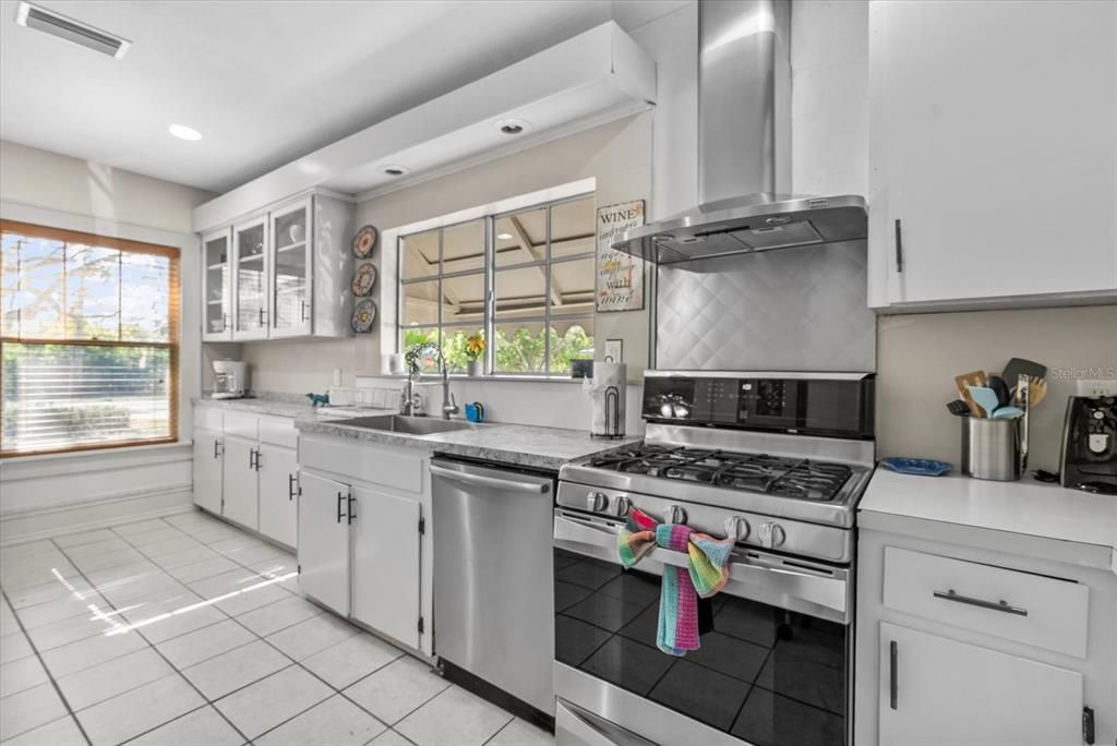 На продажу: $399,000 (4 спален, 2 ванн, 2130 Квадратных фут)