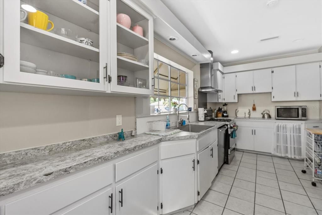 На продажу: $399,000 (4 спален, 2 ванн, 2130 Квадратных фут)