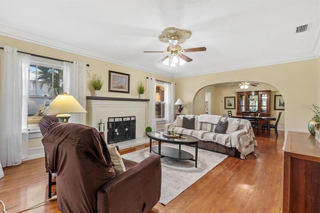 На продажу: $399,000 (4 спален, 2 ванн, 2130 Квадратных фут)