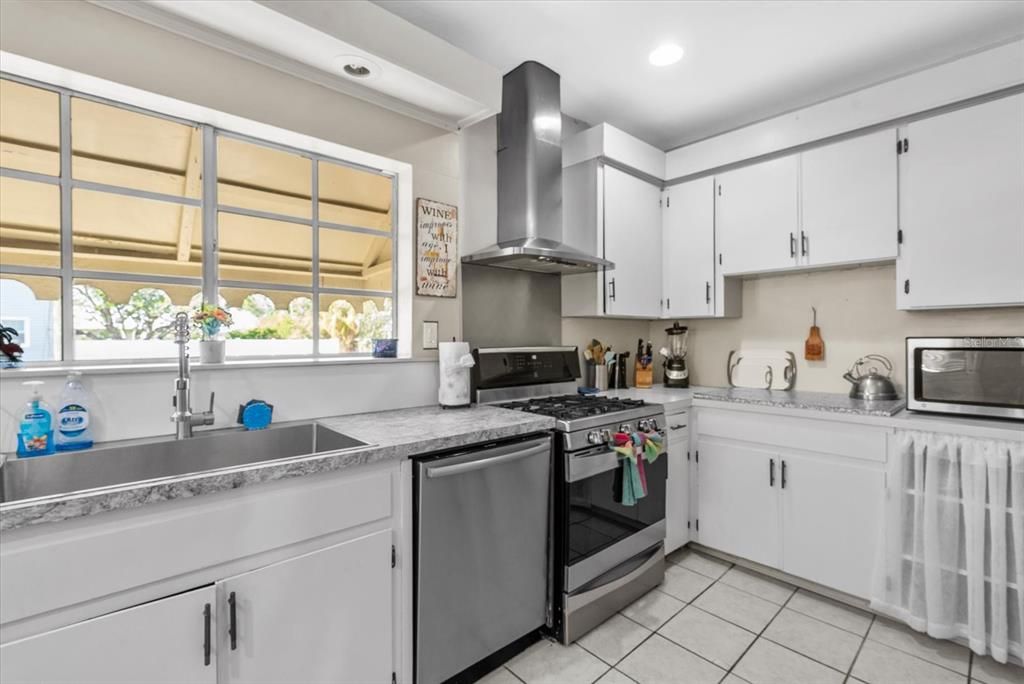 На продажу: $399,000 (4 спален, 2 ванн, 2130 Квадратных фут)