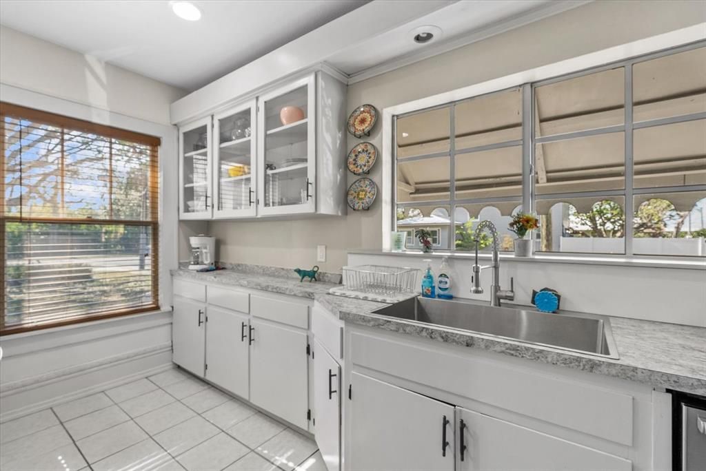 На продажу: $399,000 (4 спален, 2 ванн, 2130 Квадратных фут)