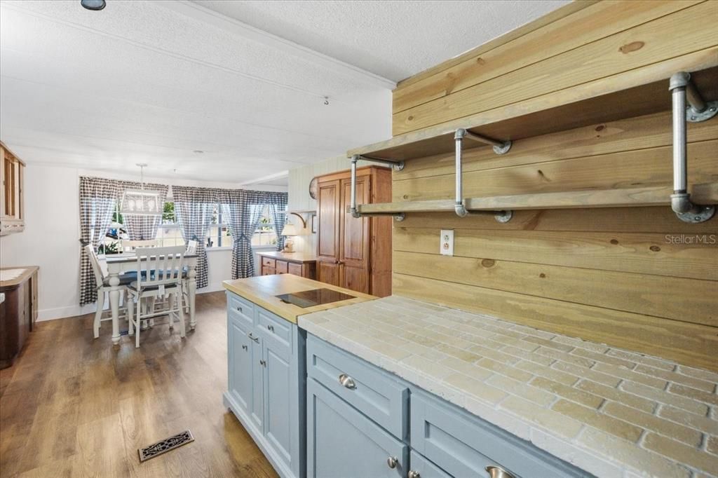 For Sale: $162,500 (2 beds, 2 baths, 920 Square Feet)