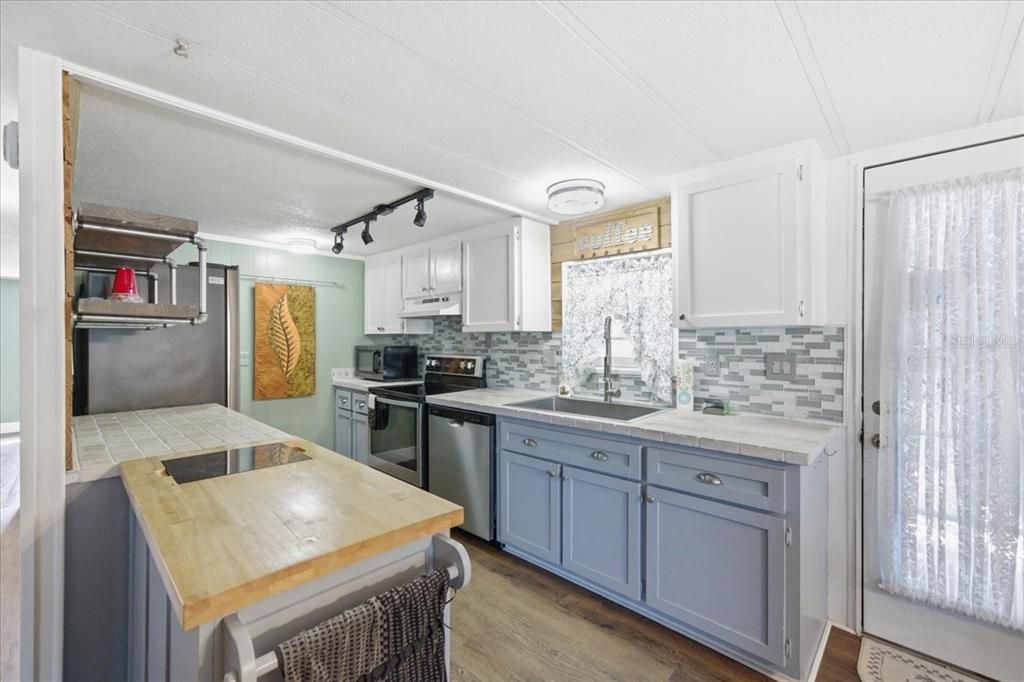 For Sale: $162,500 (2 beds, 2 baths, 920 Square Feet)