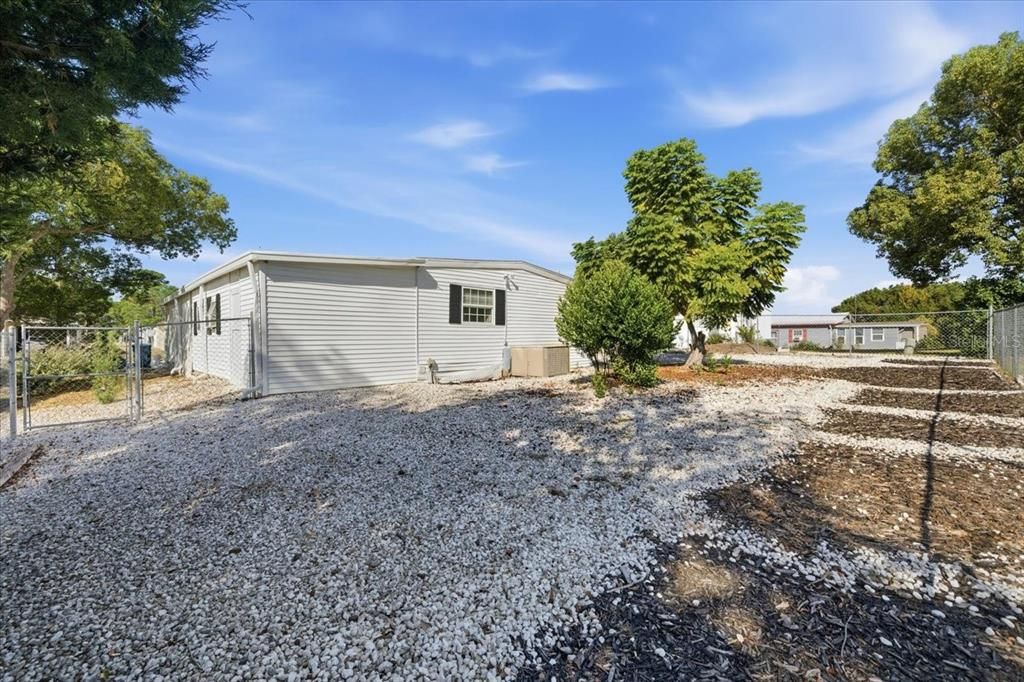 For Sale: $162,500 (2 beds, 2 baths, 920 Square Feet)