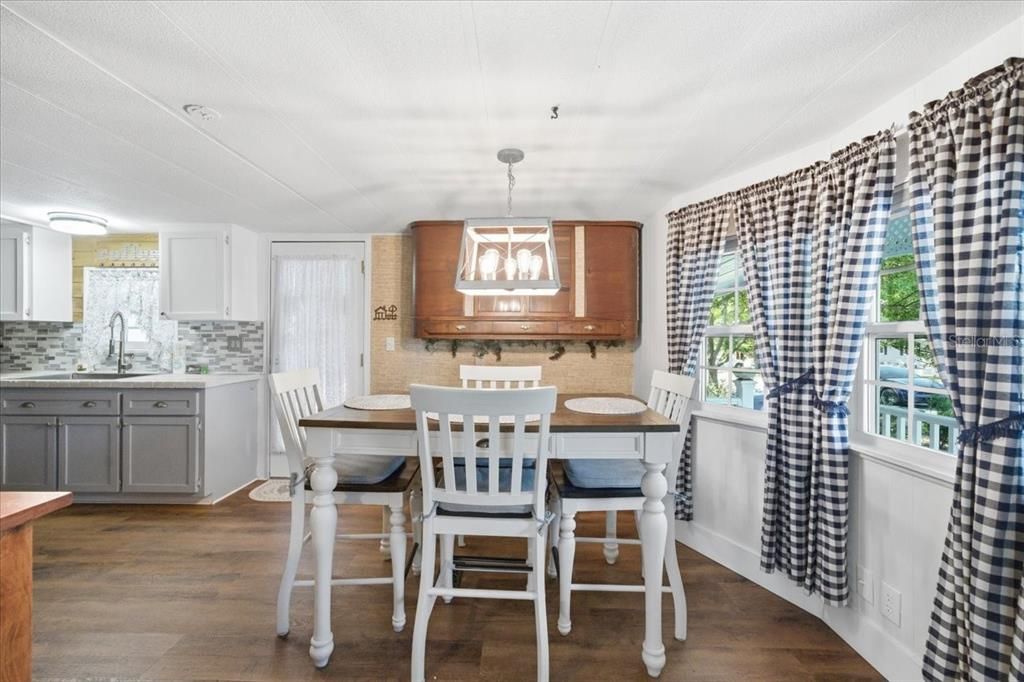 For Sale: $162,500 (2 beds, 2 baths, 920 Square Feet)