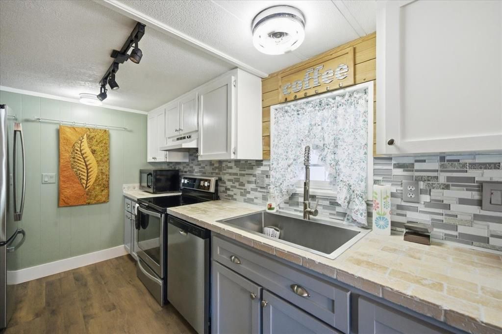 For Sale: $162,500 (2 beds, 2 baths, 920 Square Feet)