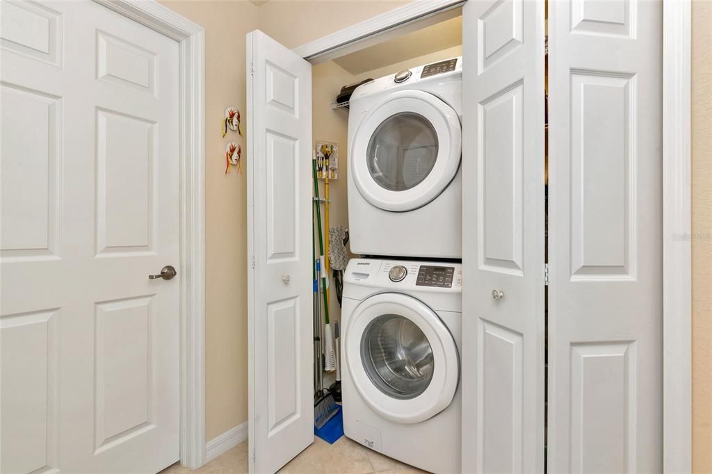 На продажу: $330,000 (2 спален, 2 ванн, 1561 Квадратных фут)