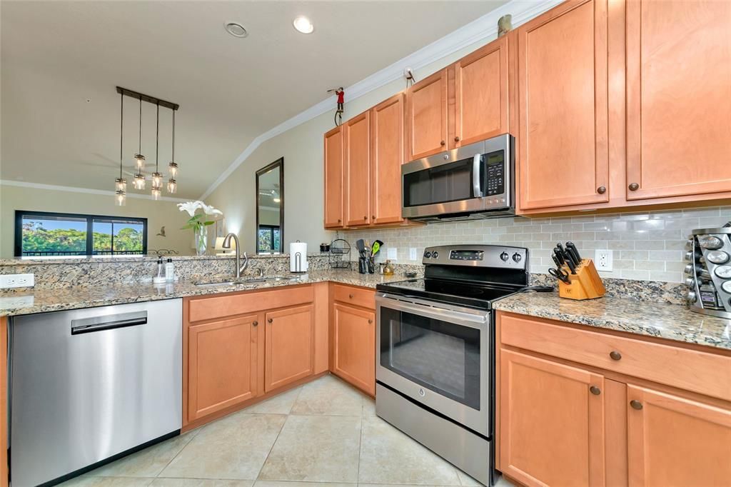 На продажу: $330,000 (2 спален, 2 ванн, 1561 Квадратных фут)