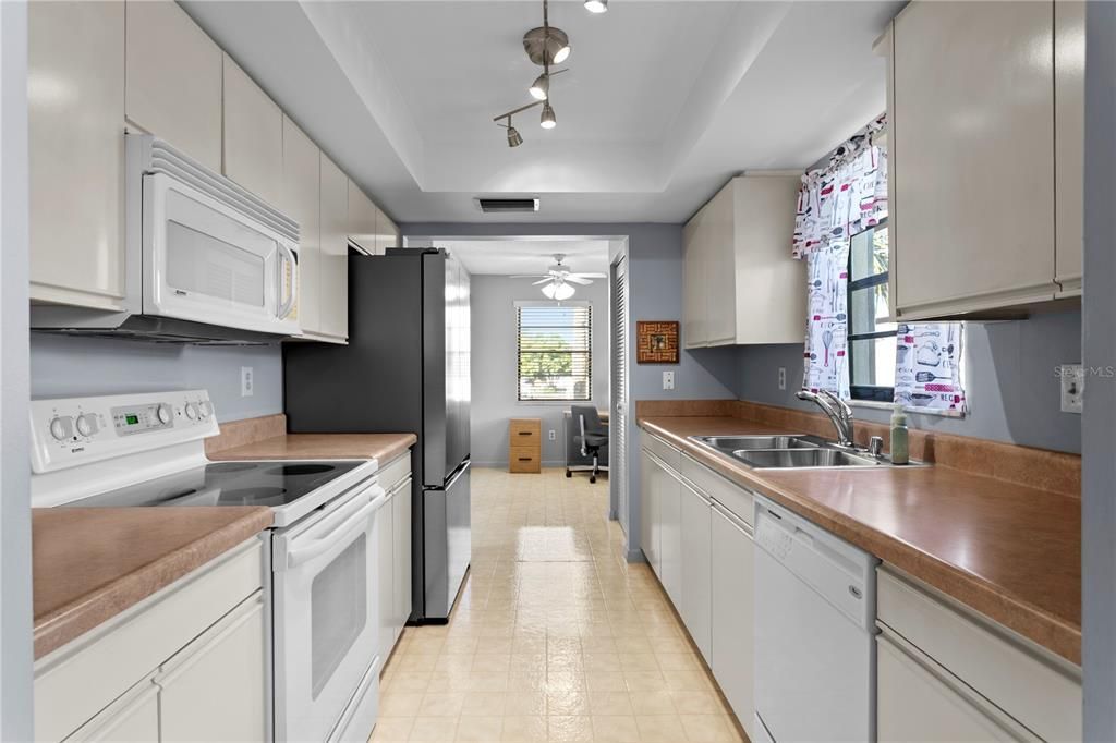 待售: $249,000 (2 贝兹, 2 浴室, 1225 平方英尺)