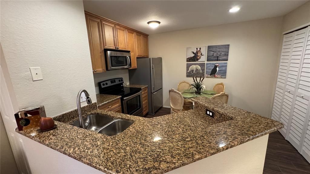 出租: $2,500 (1 贝兹, 1 浴室, 576 平方英尺)