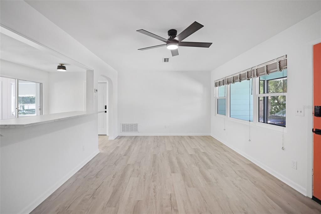 待售: $415,000 (2 贝兹, 1 浴室, 1090 平方英尺)