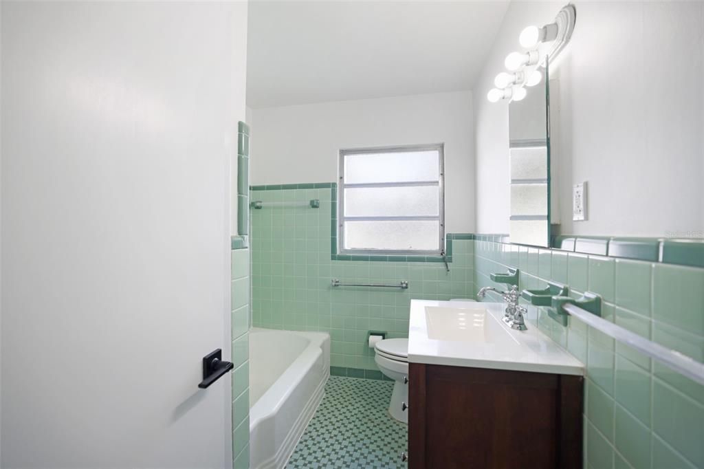 待售: $415,000 (2 贝兹, 1 浴室, 1090 平方英尺)