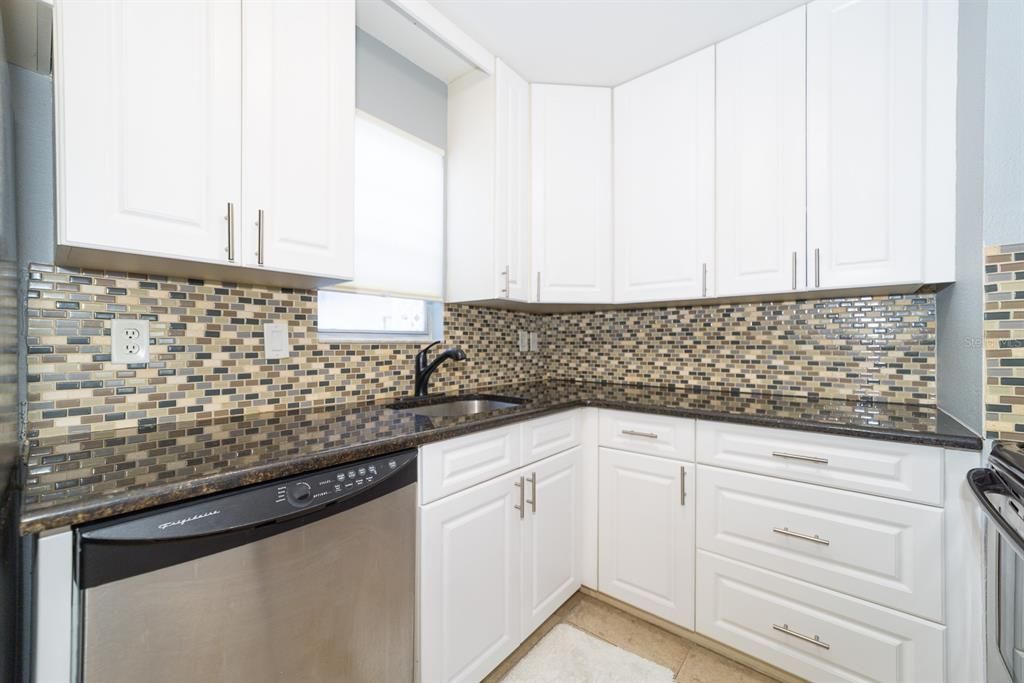 待售: $219,000 (2 贝兹, 1 浴室, 1200 平方英尺)