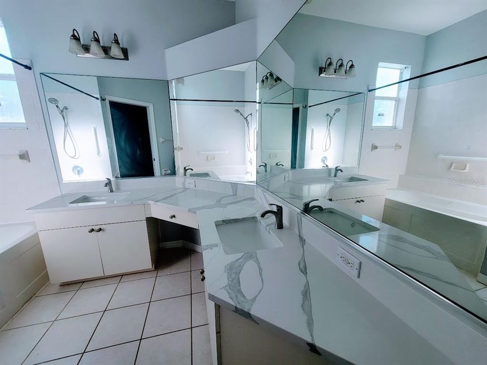 待售: $395,000 (4 贝兹, 2 浴室, 1364 平方英尺)