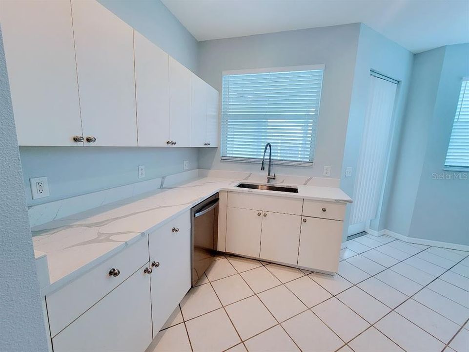 待售: $395,000 (4 贝兹, 2 浴室, 1364 平方英尺)