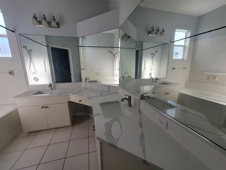 待售: $395,000 (4 贝兹, 2 浴室, 1364 平方英尺)