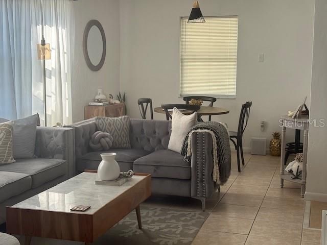 For Sale: $212,000 (2 beds, 1 baths, 897 Square Feet)