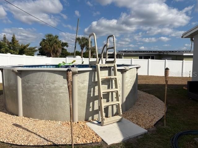 For Sale: $212,000 (2 beds, 1 baths, 897 Square Feet)