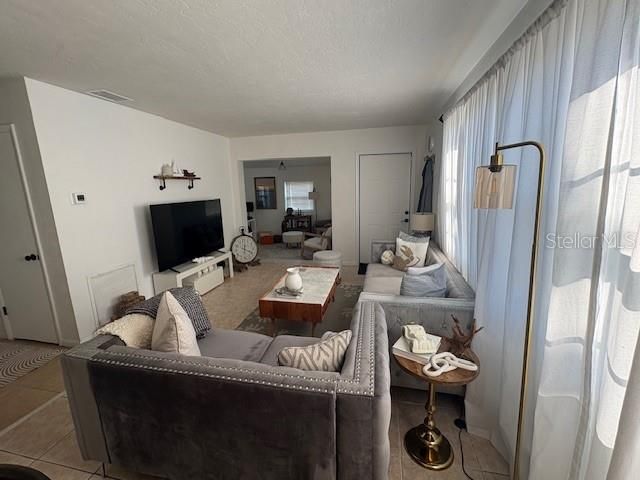 For Sale: $212,000 (2 beds, 1 baths, 897 Square Feet)