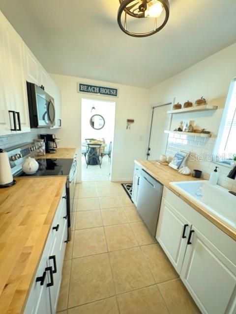 For Sale: $212,000 (2 beds, 1 baths, 897 Square Feet)