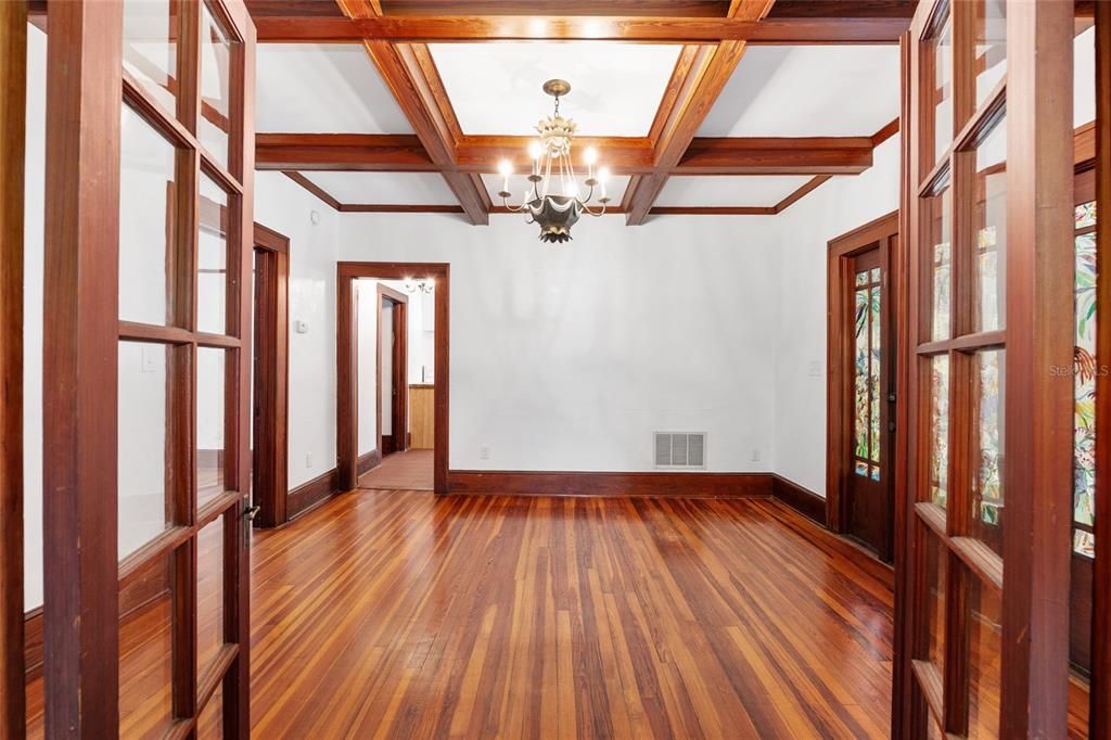 En Venta: $549,900 (3 camas, 2 baños, 1327 Pies cuadrados)