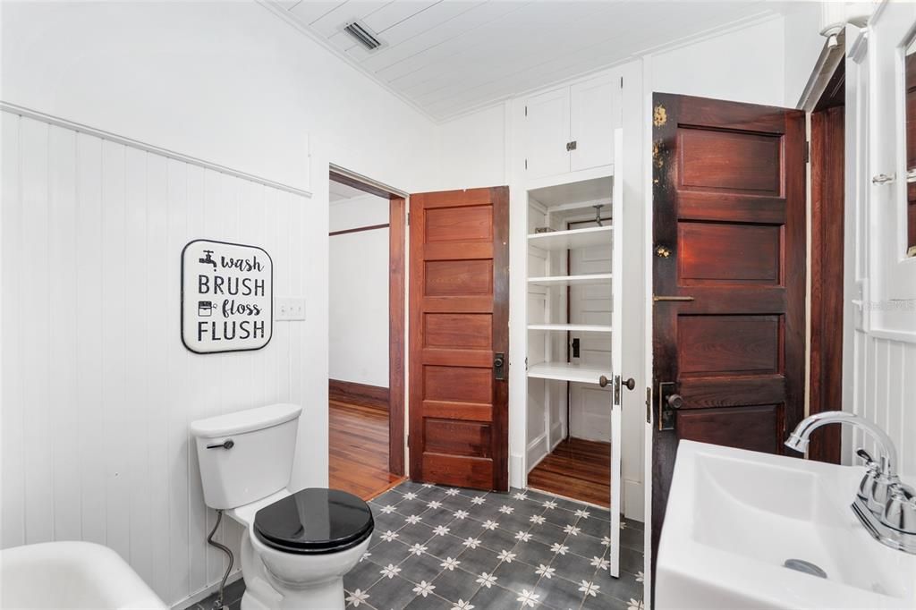 En Venta: $549,900 (3 camas, 2 baños, 1327 Pies cuadrados)