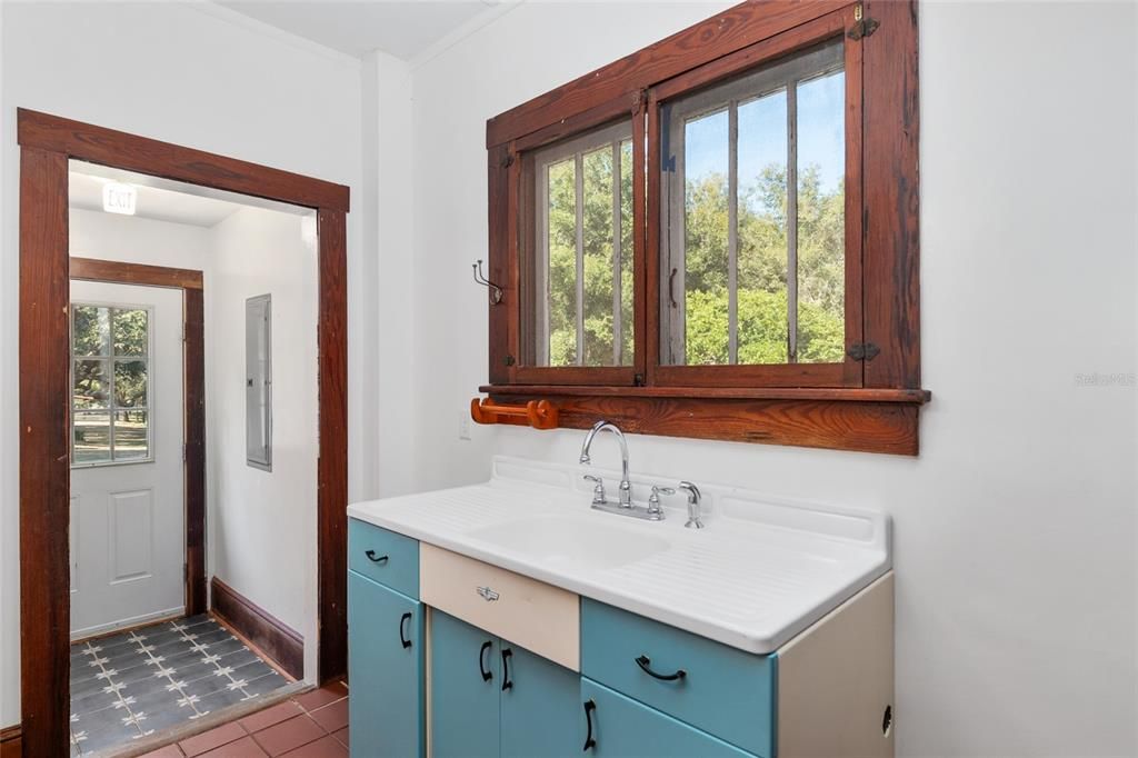 En Venta: $549,900 (3 camas, 2 baños, 1327 Pies cuadrados)