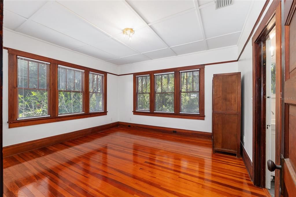 En Venta: $549,900 (3 camas, 2 baños, 1327 Pies cuadrados)