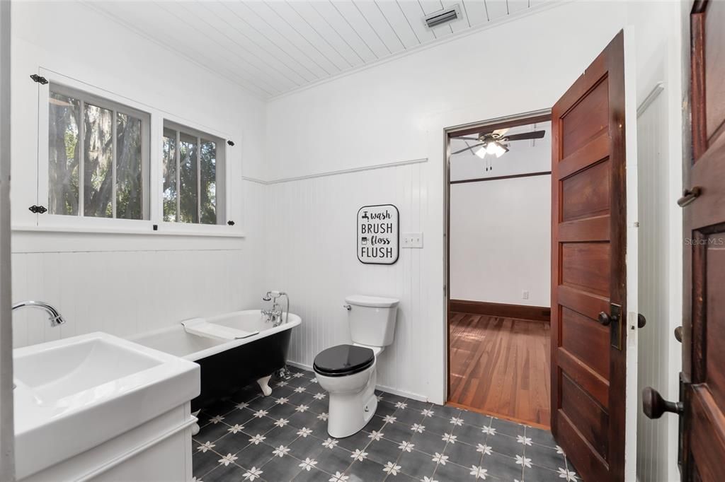 En Venta: $549,900 (3 camas, 2 baños, 1327 Pies cuadrados)