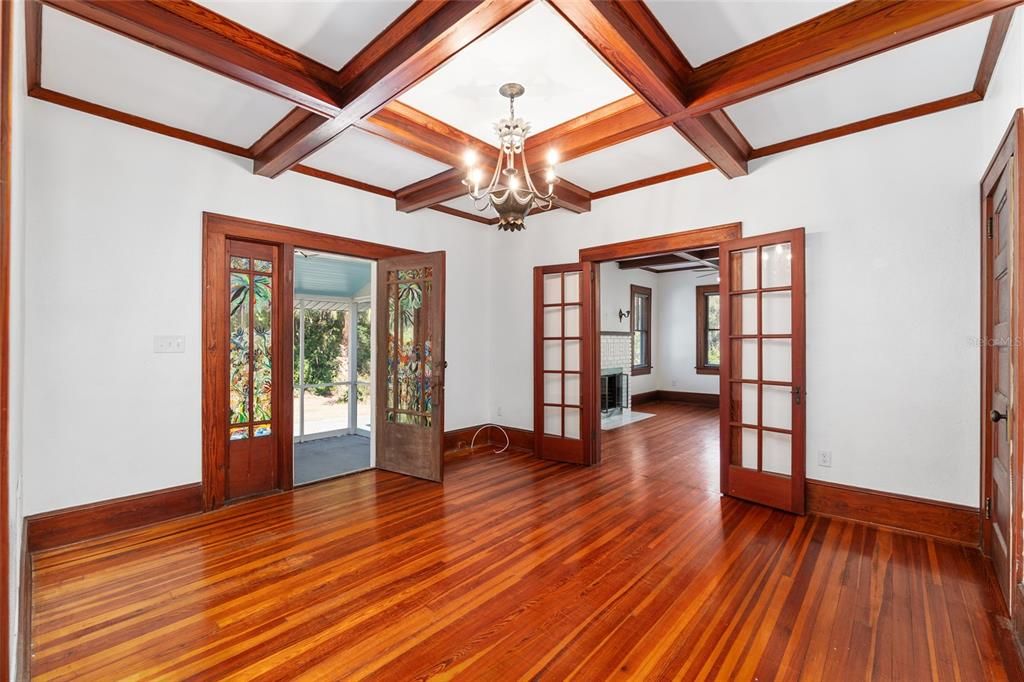 En Venta: $549,900 (3 camas, 2 baños, 1327 Pies cuadrados)