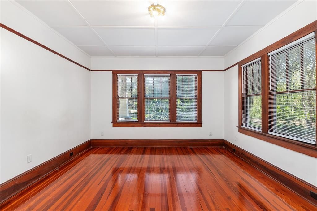 En Venta: $549,900 (3 camas, 2 baños, 1327 Pies cuadrados)