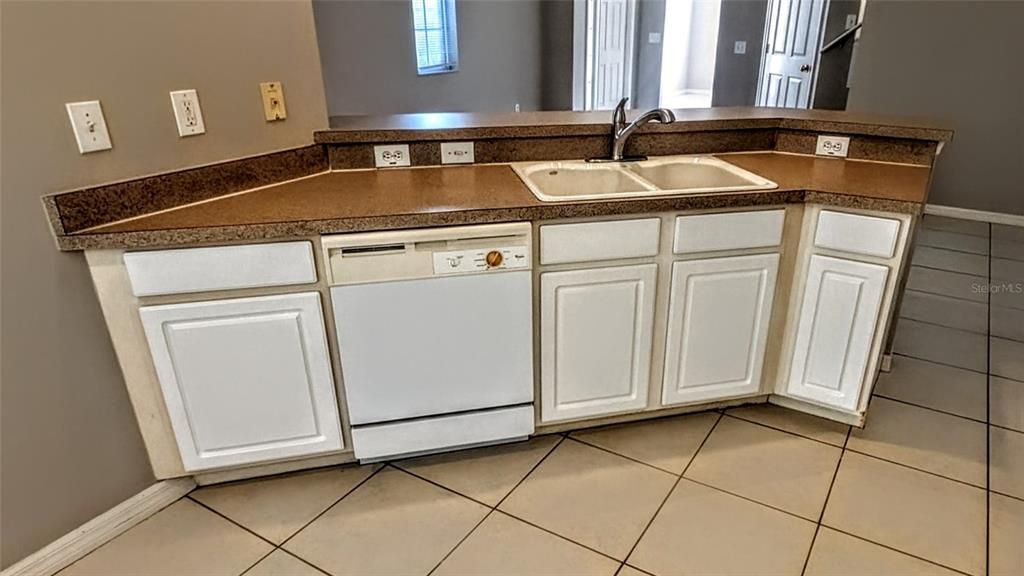 出租: $2,100 (3 贝兹, 2 浴室, 1670 平方英尺)