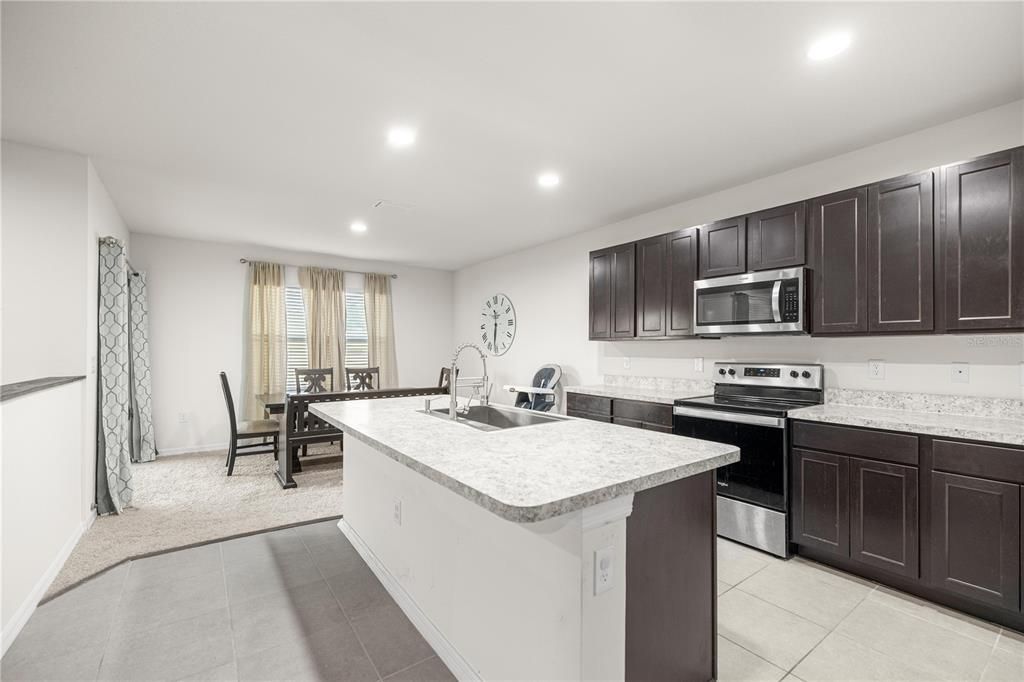 En Venta: $329,900 (4 camas, 2 baños, 2319 Pies cuadrados)