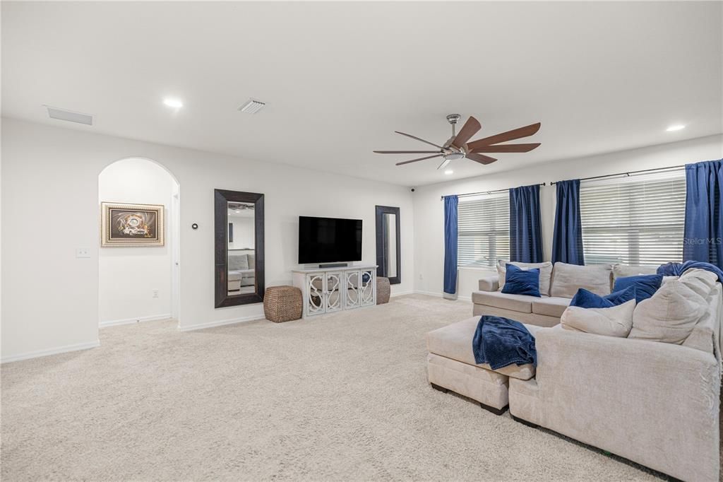 En Venta: $329,900 (4 camas, 2 baños, 2319 Pies cuadrados)