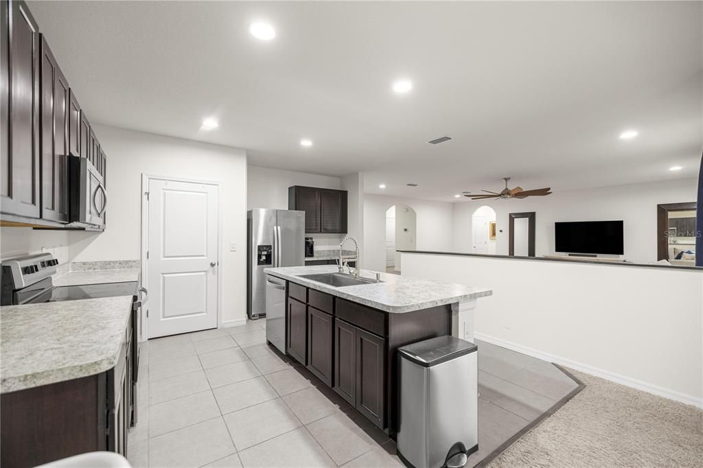 En Venta: $329,900 (4 camas, 2 baños, 2319 Pies cuadrados)