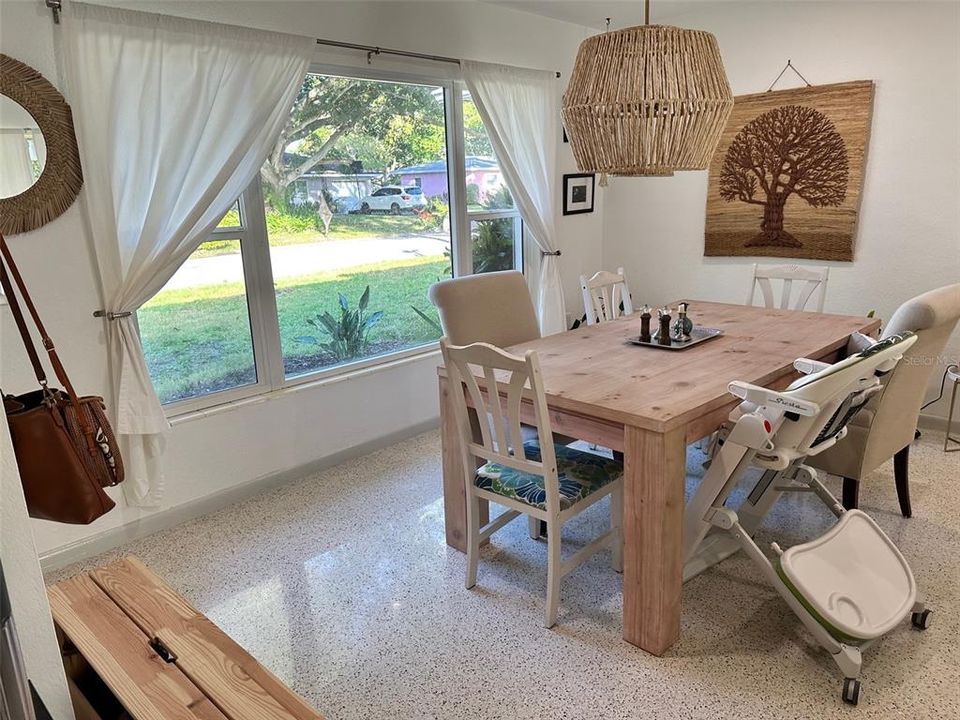 For Rent: $2,200 (2 beds, 1 baths, 1083 Square Feet)