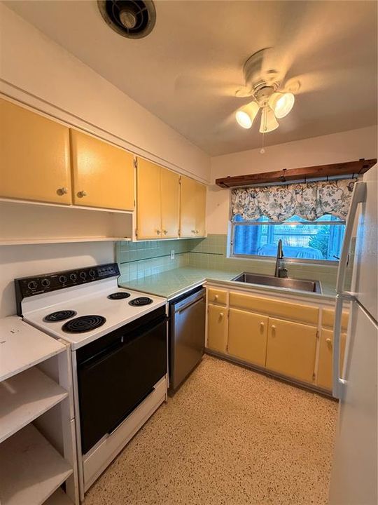 For Rent: $2,200 (2 beds, 1 baths, 1083 Square Feet)
