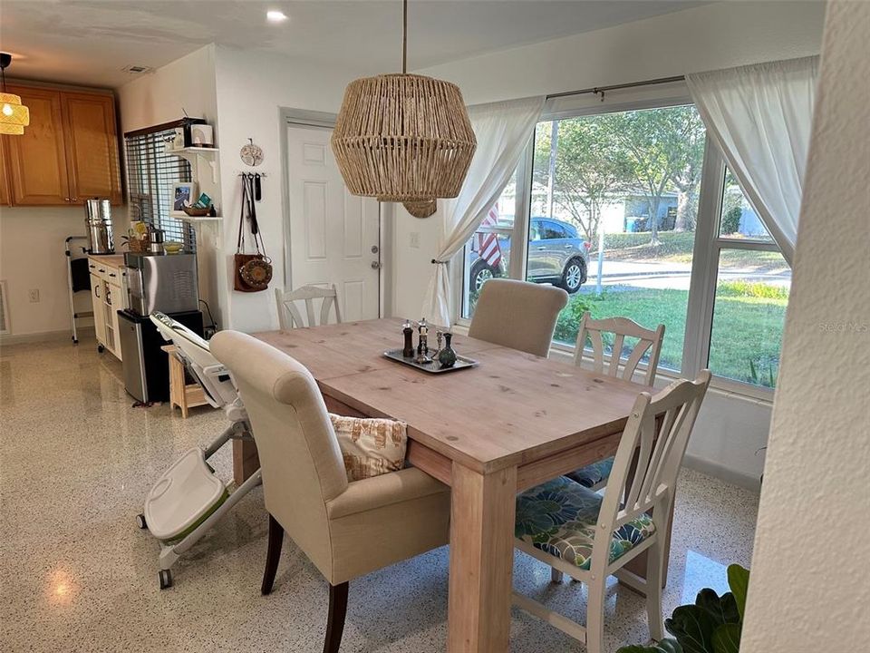 For Rent: $2,200 (2 beds, 1 baths, 1083 Square Feet)