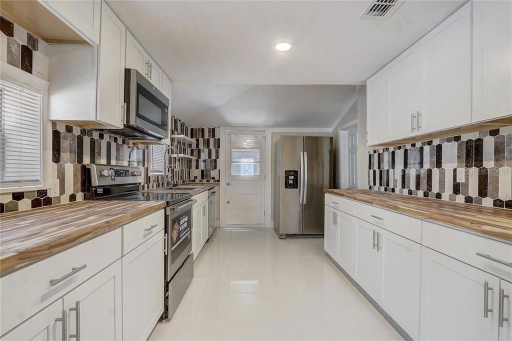 待售: $429,000 (4 贝兹, 3 浴室, 1642 平方英尺)