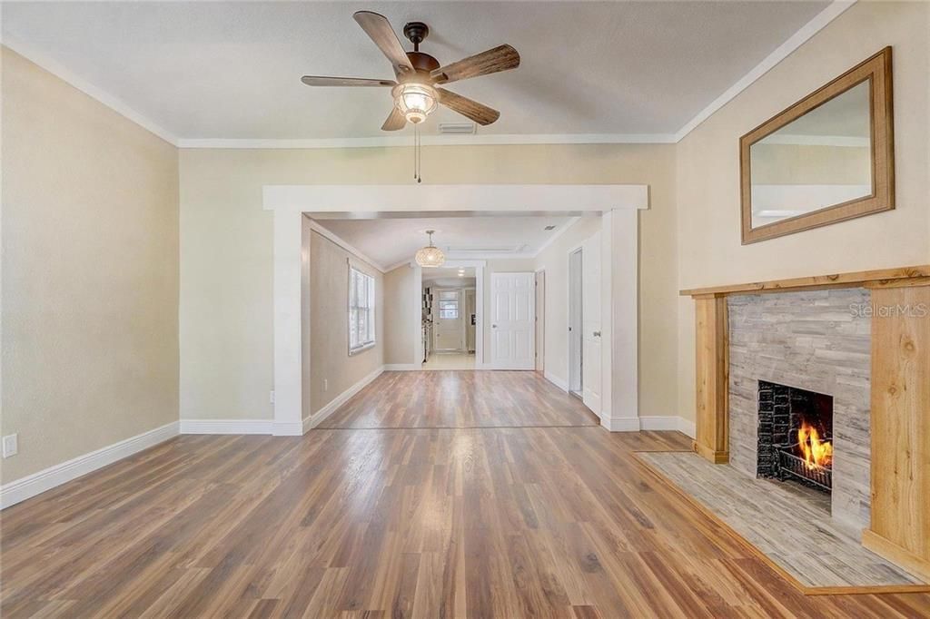 待售: $429,000 (4 贝兹, 3 浴室, 1642 平方英尺)