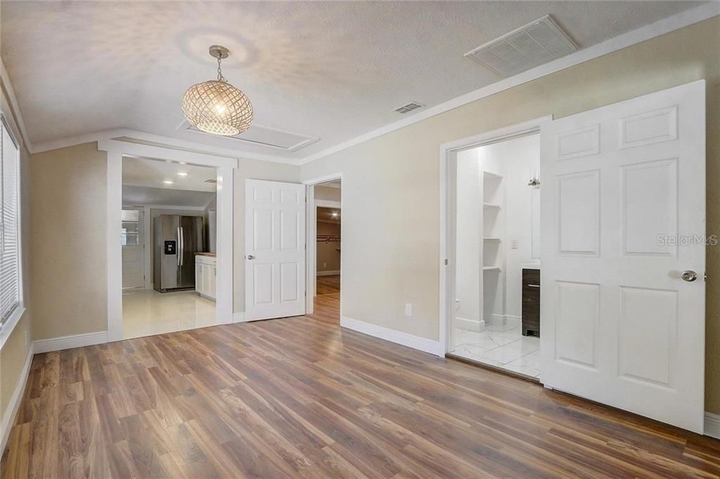 待售: $429,000 (4 贝兹, 3 浴室, 1642 平方英尺)