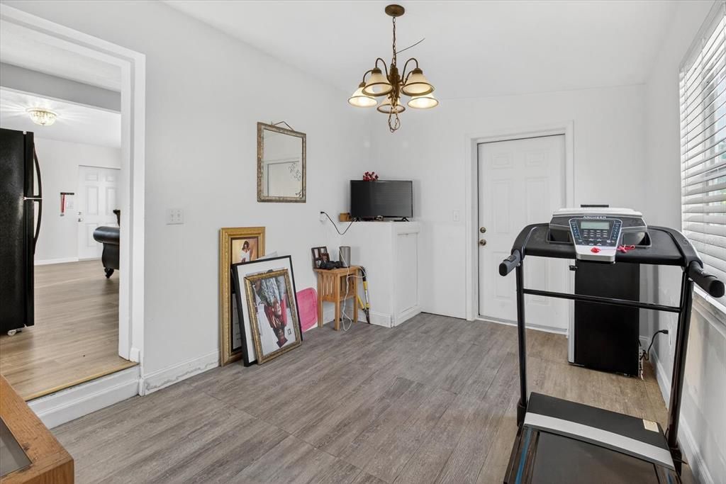 На продажу: $280,000 (3 спален, 1 ванн, 1216 Квадратных фут)